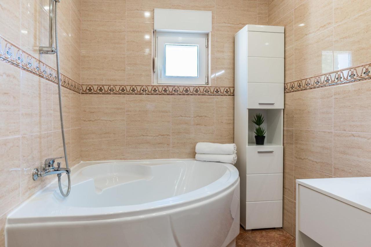 Apartmani Tomeri Стариград-Паклениця Екстер'єр фото