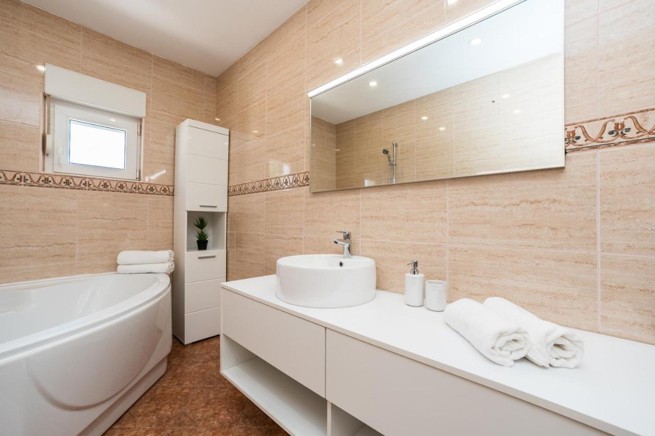 Apartmani Tomeri Стариград-Паклениця Екстер'єр фото